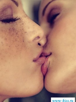 Женщина и мужчина голые целуются в постели (59 фото)