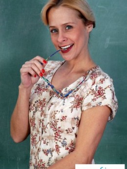 Обнаженная учительница снимает трусики