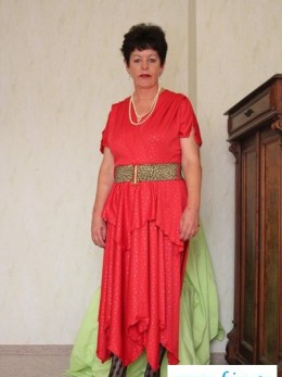 Раздетая старушка подняла длинное платье у комода