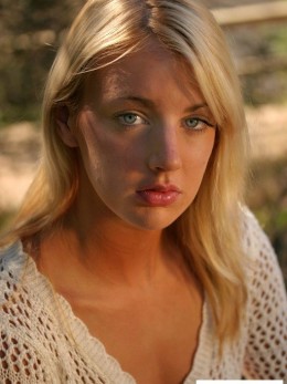 Раздетая бестия сверкает молодой писькой Голые молодые - Раздетая бестия сверкает молодой писькой