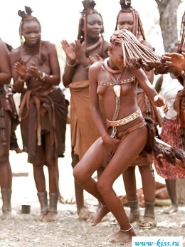 Голые телочки шалят с подругами Голые племена - Голые телочки шалят с подругами