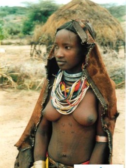Голые племена - Племенная эротика от девушек с торчащими сосками