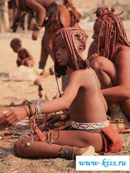 Голые племена - Обычный день телок с голыми титьками
