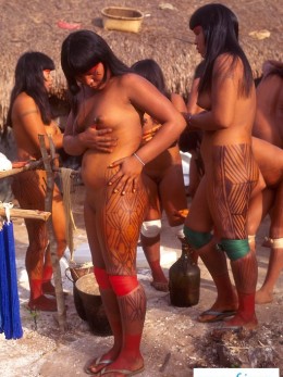 Голые племена - Раздетые девушки с подругами соплеменницами