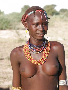 Голые племена - Обнаженные девушки с украшениями на шее
