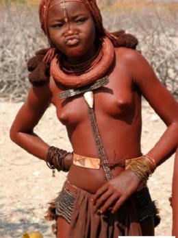 Голые племена - Красивые сучки демонстрируют голые титьки