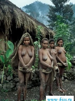 Голые племена - Раздетые дамочки из племени мило улыбаются