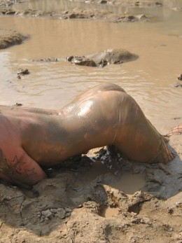 Голые девушки в грязи густой тонут