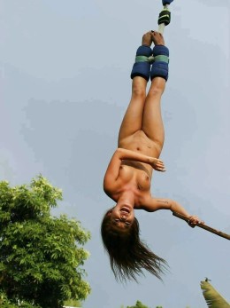 Голые женщины прыгают на батуте