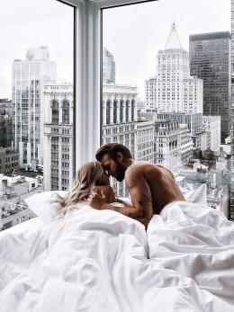 Порно у панорамного окна небоскреба