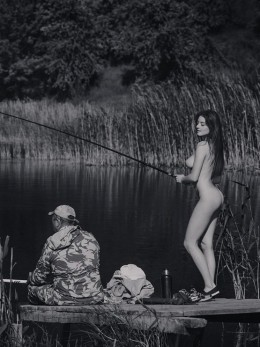 Голая женщина на рыбалке