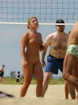Голые девки играют в волейбол на пляже