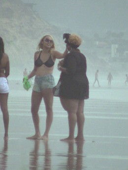 Голые парни одетые девушки на пляже