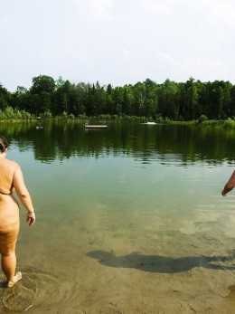 Эротика бабки купаются на озере
