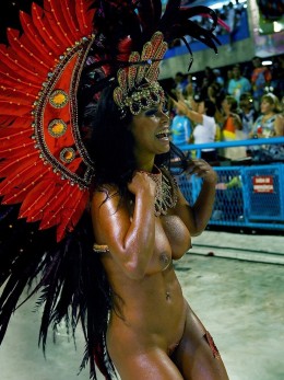 Большие жопы без трусов на бразильском карнавале