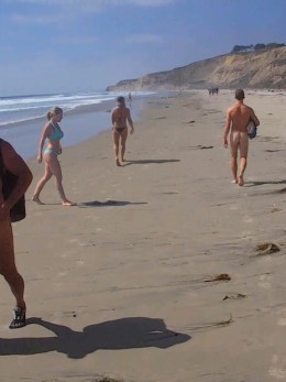 Голые парни и одетые девушки на пляже