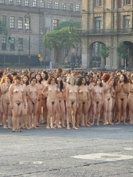Много голых женщин на улице