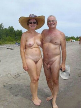 Зрелые пары нудистов на пляже