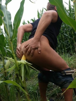 Толстая женщина дрочит себя кукурузой на поле