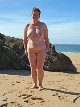 Голые в возрасте на пляже