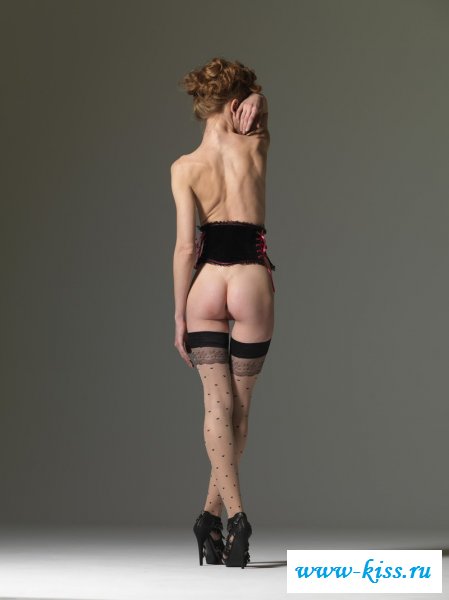  Бесстыжая голая прошмандовка в корсете