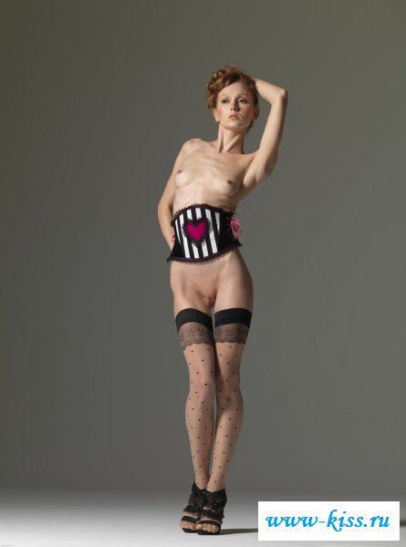  Бесстыжая голая прошмандовка в корсете