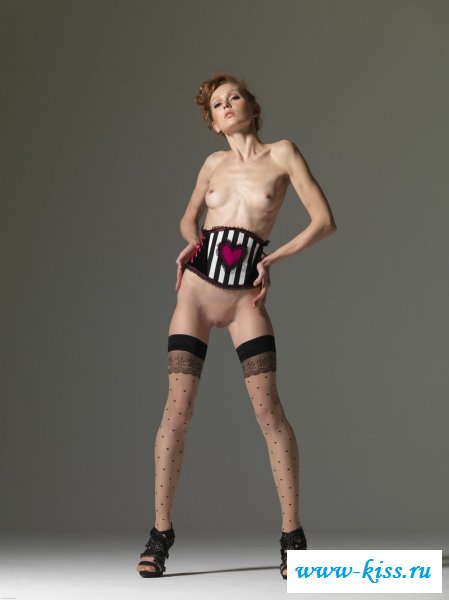  Бесстыжая голая прошмандовка в корсете