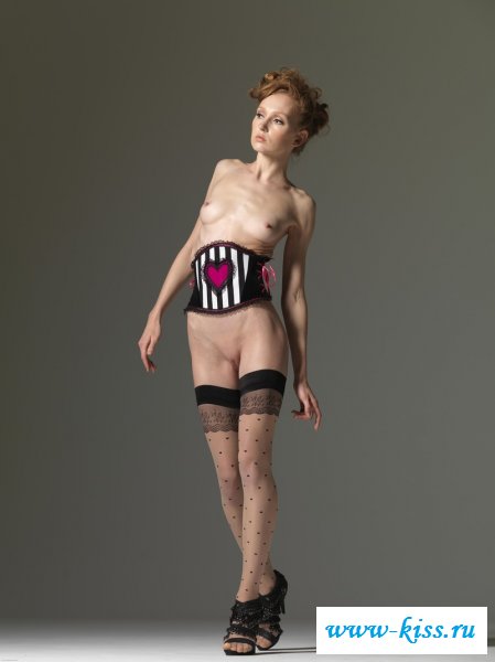 Без комплексов пошлая леди с голыми бедрами 