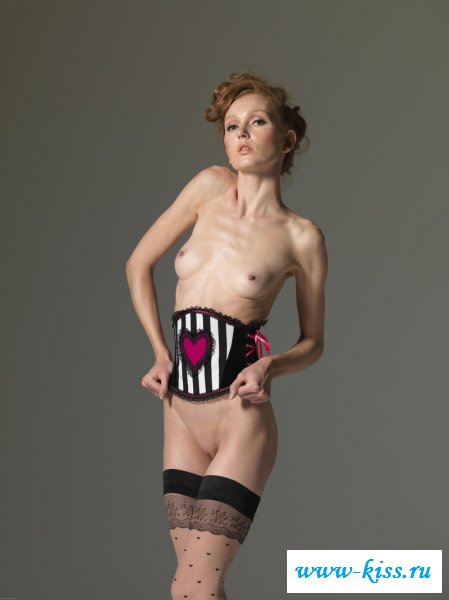 Без комплексов пошлая леди с голыми бедрами 