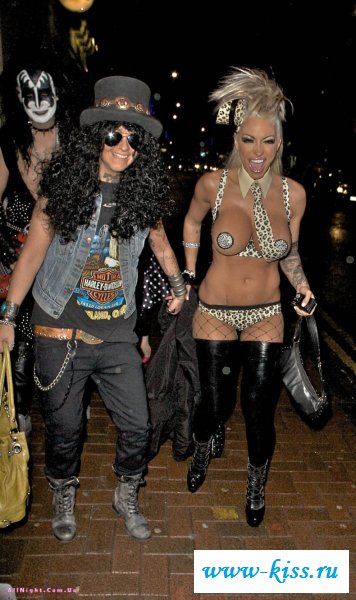 Почти обнажённая подруга музыканта (9 фотографий)