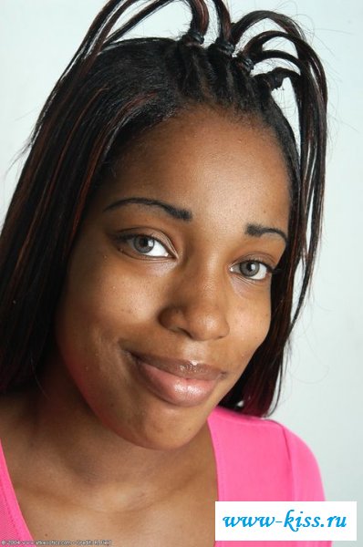 Голая темнокожая спортсменка в раздевалке 