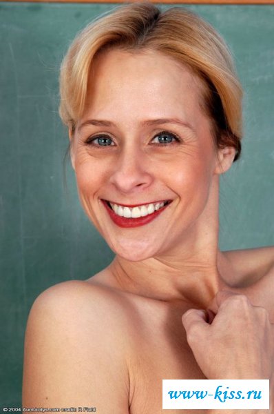 Обнаженная учительница снимает трусики 