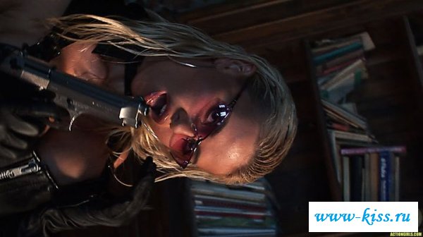 Раздетая бандитка с влажным телом 