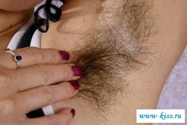 Голая блондинка с прелестными ножками 