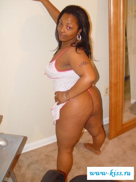 Раздетая негритянка трогает пизду через трусики 