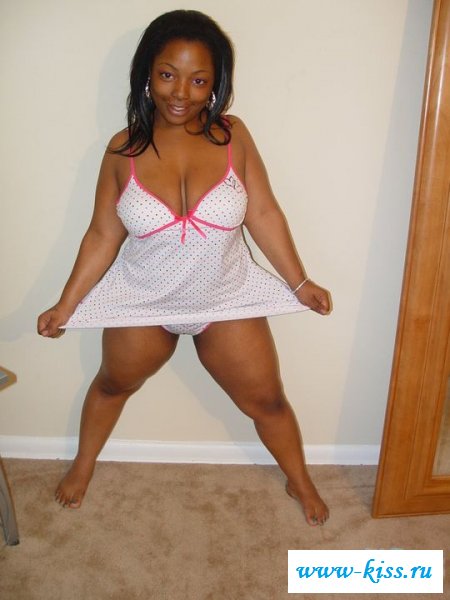 Раздетая негритянка трогает пизду через трусики 