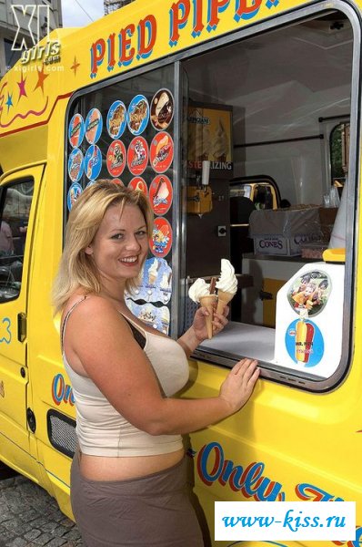 Обнаженная пышная туристка в прозрачном сарафане 