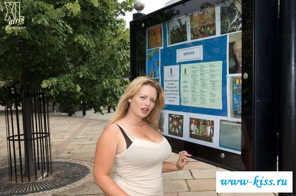 Обнаженная пышная туристка в прозрачном сарафане 