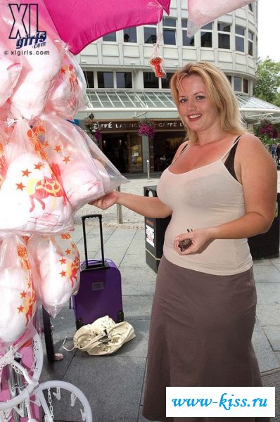 Обнаженная пышная туристка в прозрачном сарафане 