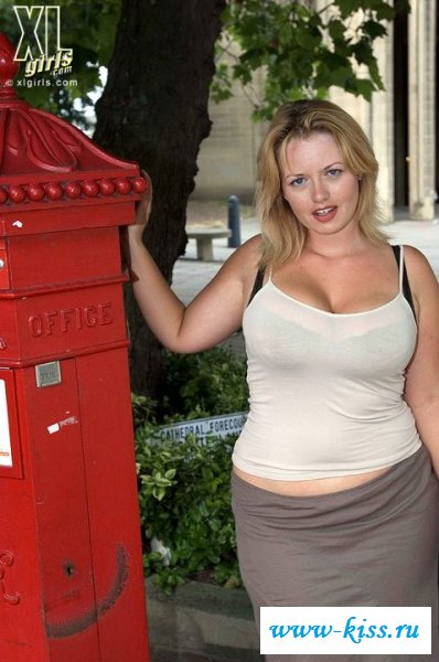 Обнаженная пышная туристка в прозрачном сарафане 