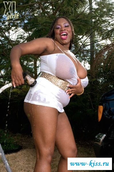 Обнаженная негритянка моет свой автомобиль 