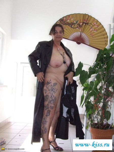 Голая старушка в кожаном пальто 