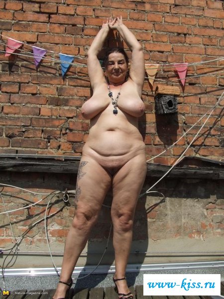 Голая старушка в кожаном пальто 
