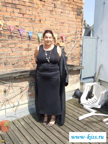 Голая старушка в кожаном пальто 