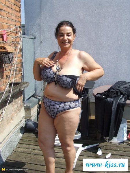 Голая старушка в кожаном пальто 