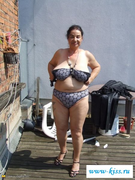 Голая старушка в кожаном пальто 