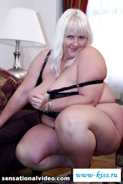 Светленькая жирная сука в откровенных трусах (эротика)
