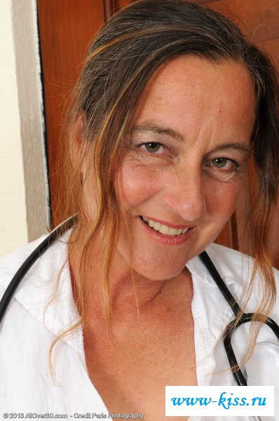 Раздетая медсестра показала свои маленькие груди 