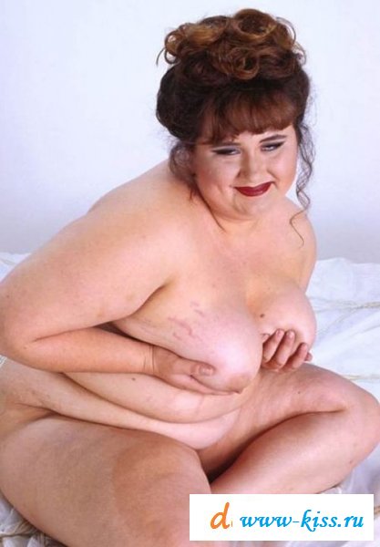 Большая девушка на постели