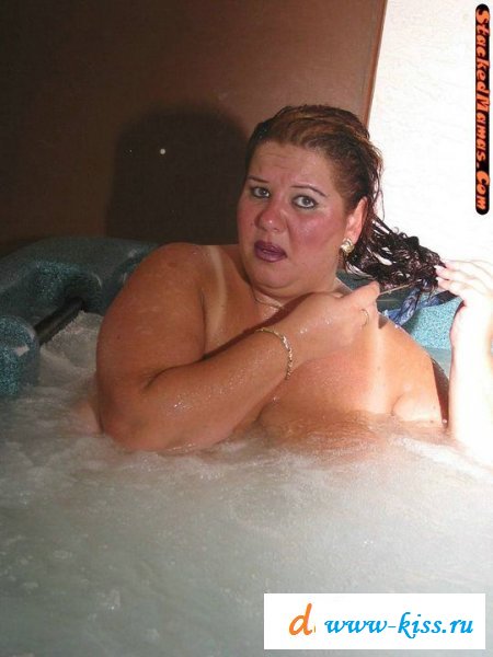 Толстушка резвится в джакузи